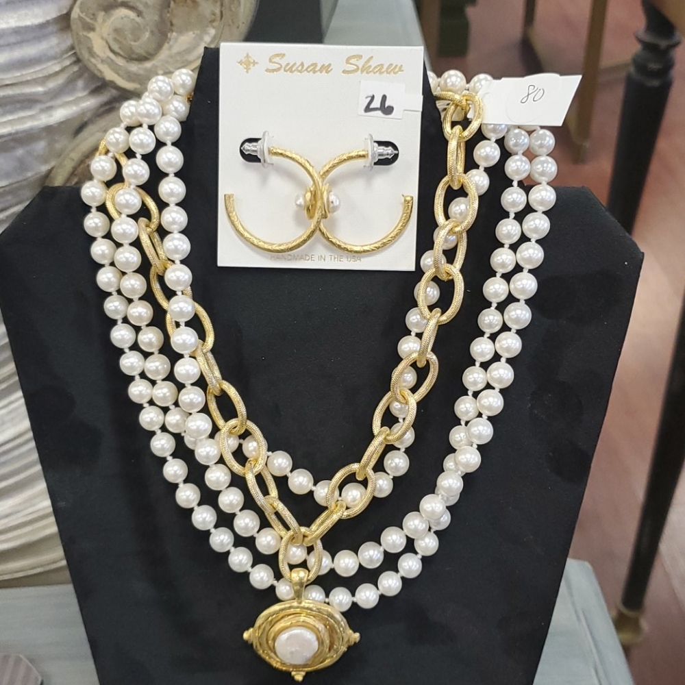 Mother of pearl and gold medallion w